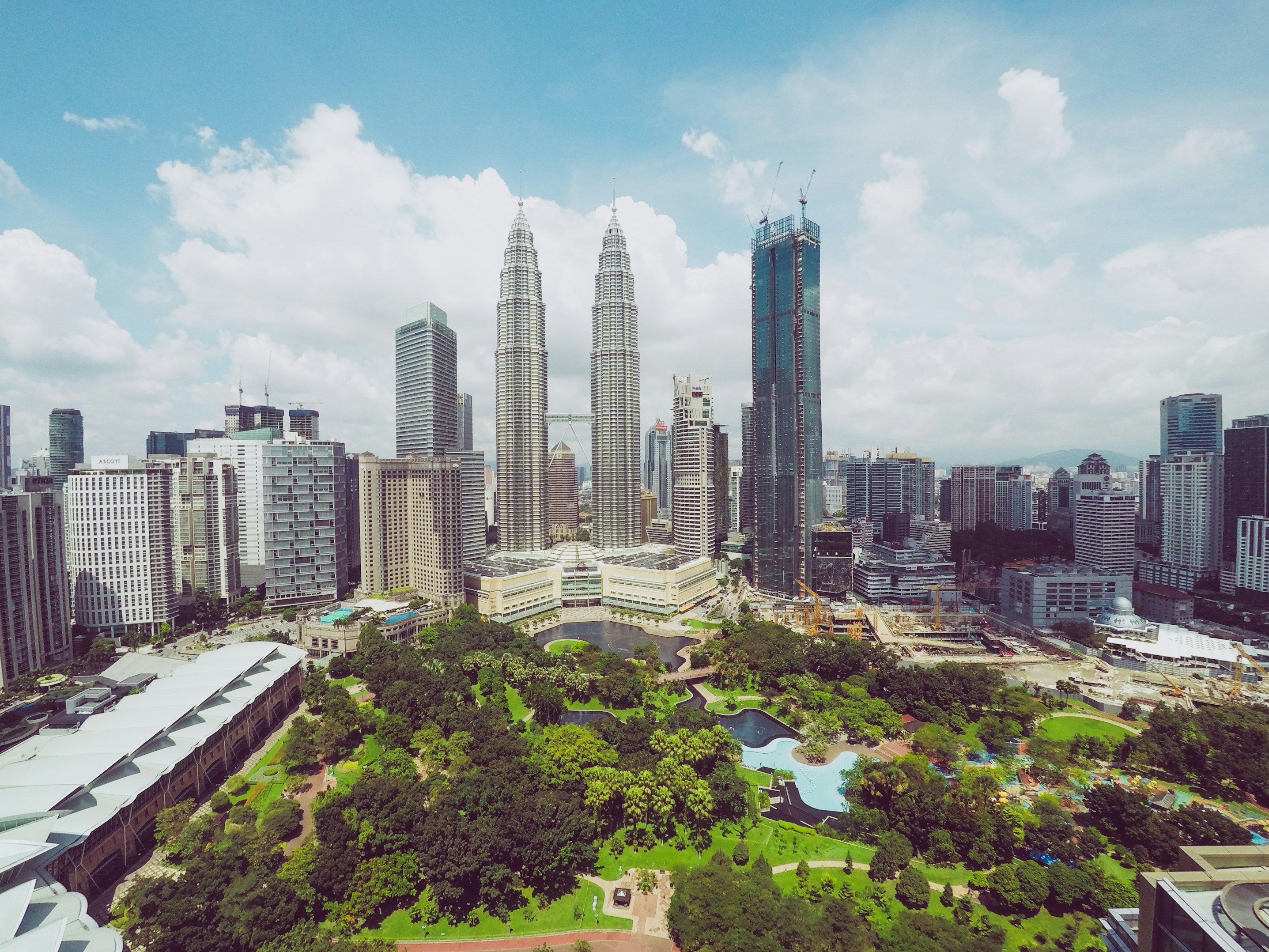 Panorámica del centro de Kuala Lumpur y las Torres Petronas [Foto: Sadie Teper/Unsplash]
