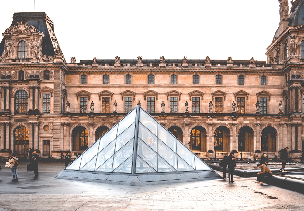 persone al Museo del Louvre di Parigi durante il giorno