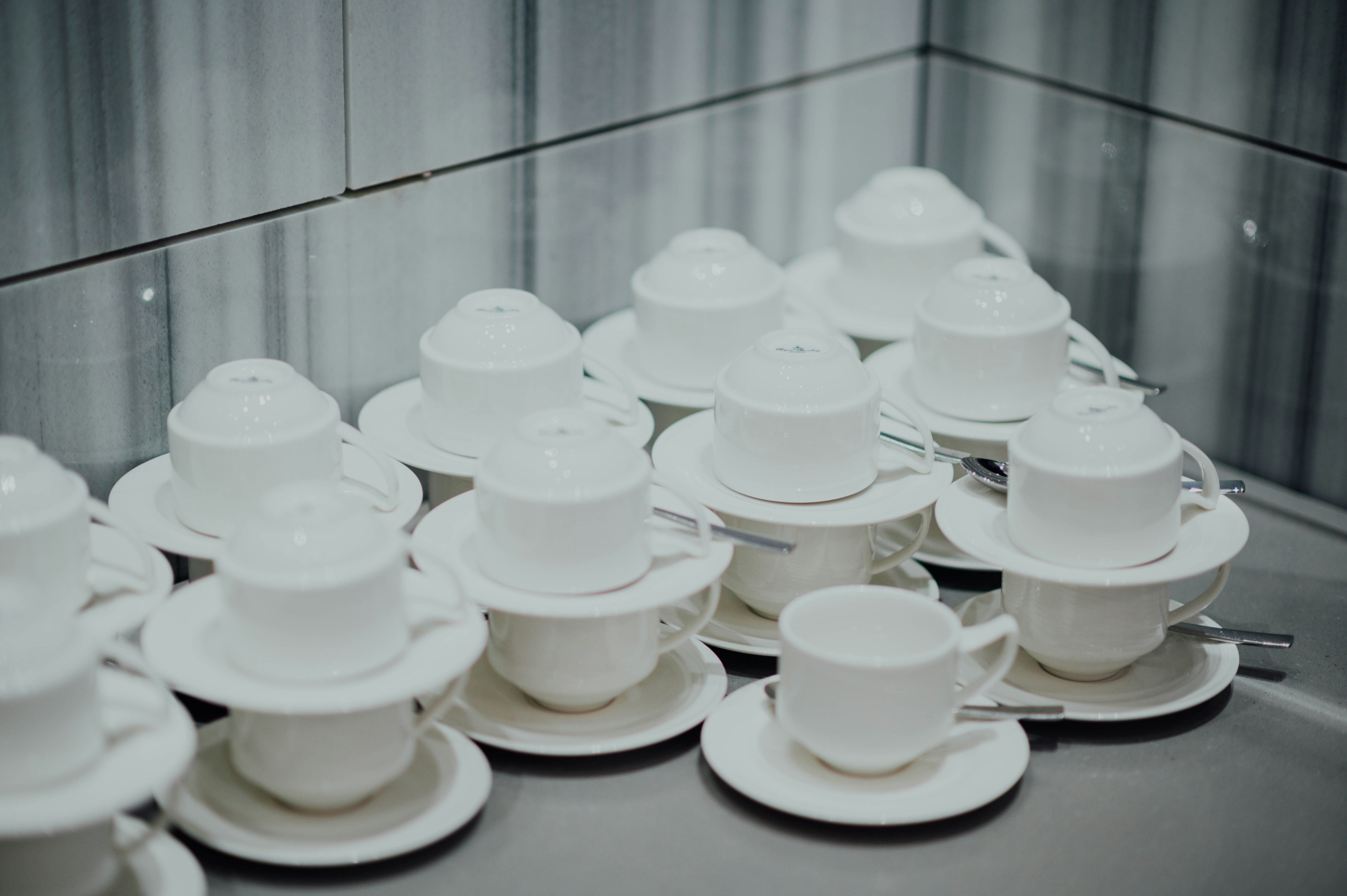 photo-1545447859-2cab9acb4603?ixid=M3wxMjA3fDB8MXxzZWFyY2h8MTh8fGNvZmZlZSUyMGRlc2lnbiUyMGhhdHN8ZW58MHx8fHwxNzYyNzk5MzgzfDA\u0026ixlib=rb-4.1.0