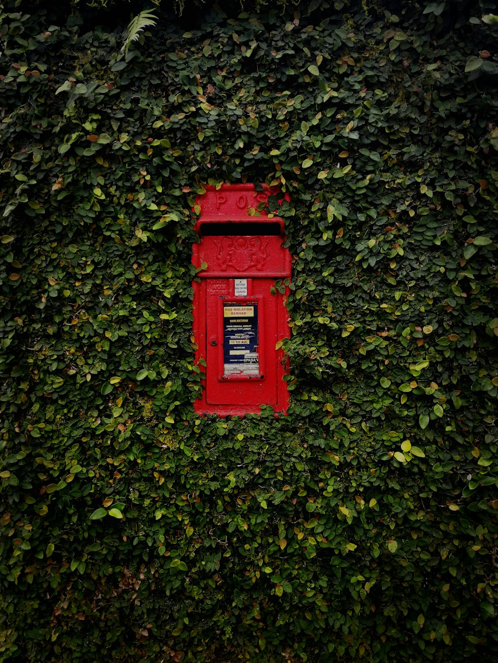 Outil en métal rouge et noir