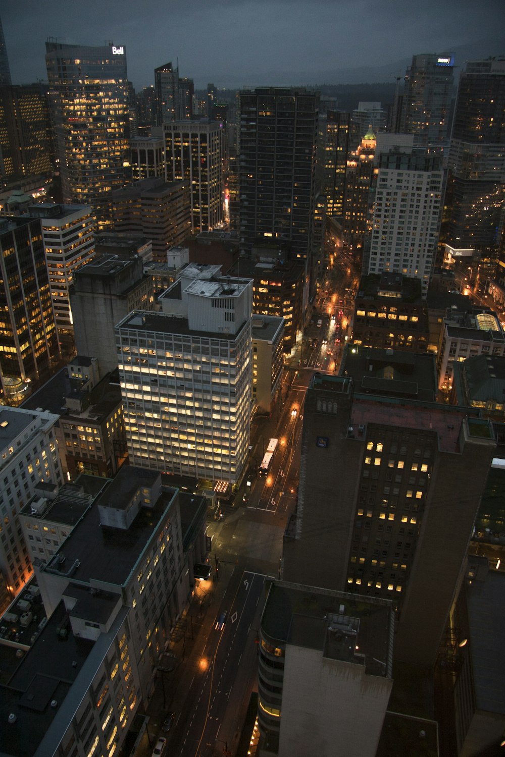 edifícios altos iluminados à noite