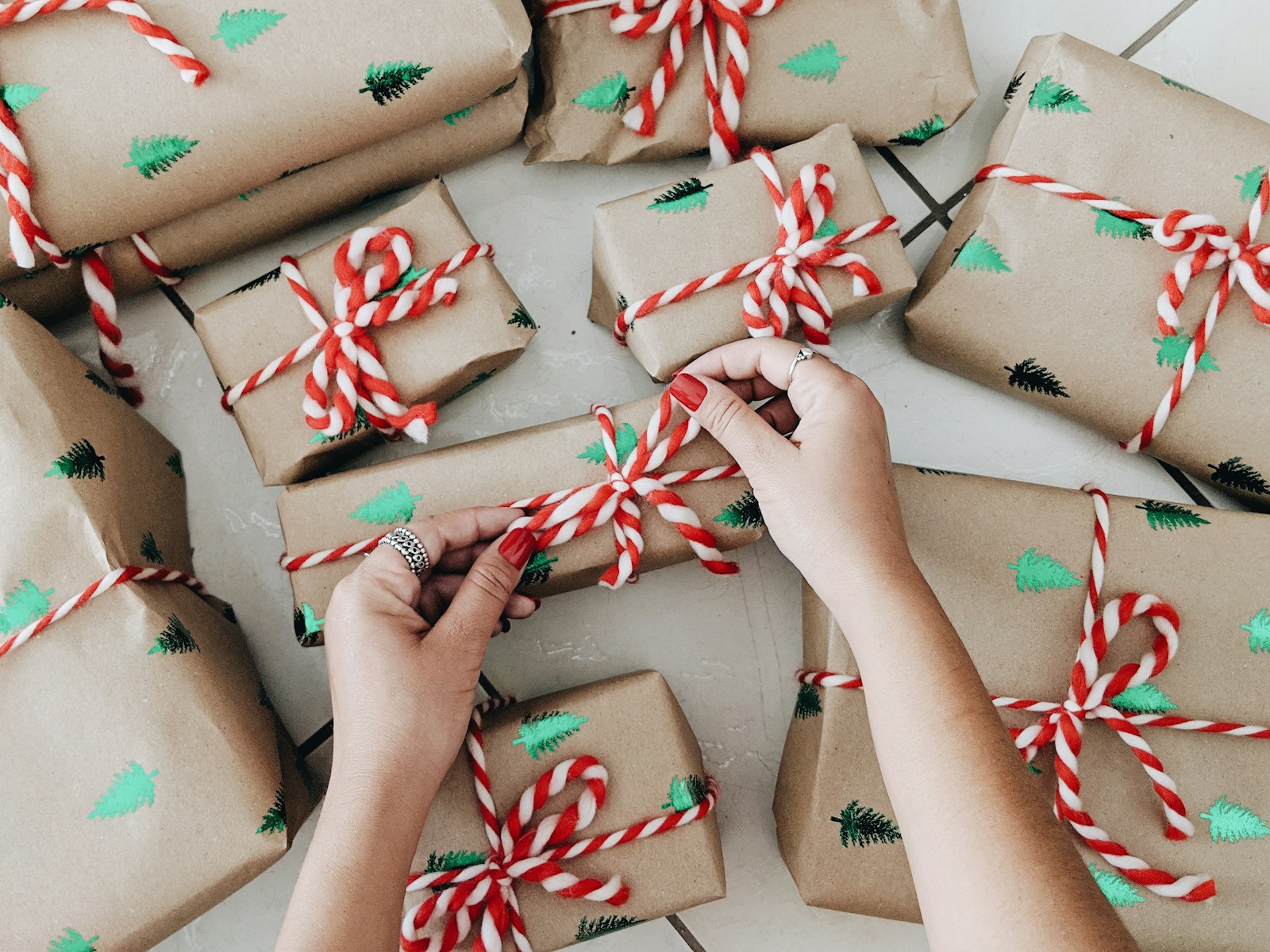 Papier d'emballage cadeau coeur pour femme, panier de fleurs d