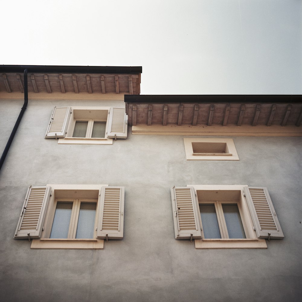 Vier geöffnete Fenster