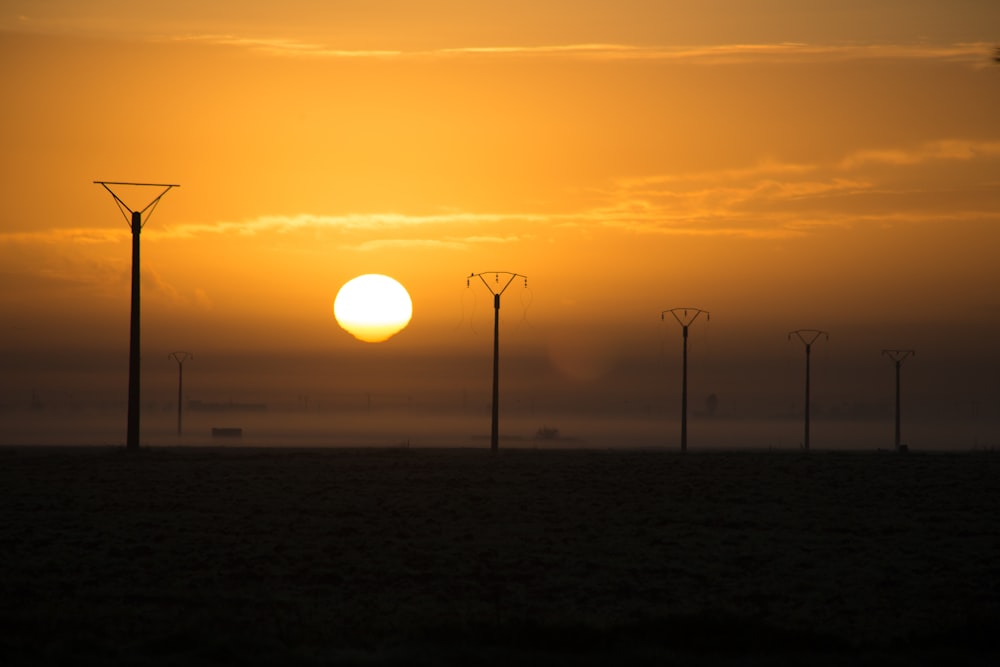 photo de silhouette de poteaux