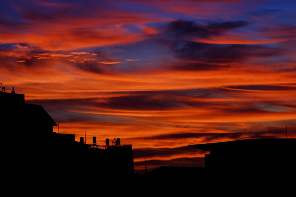 Silhouettenfotografie von Gebäuden bei Sonnenuntergang