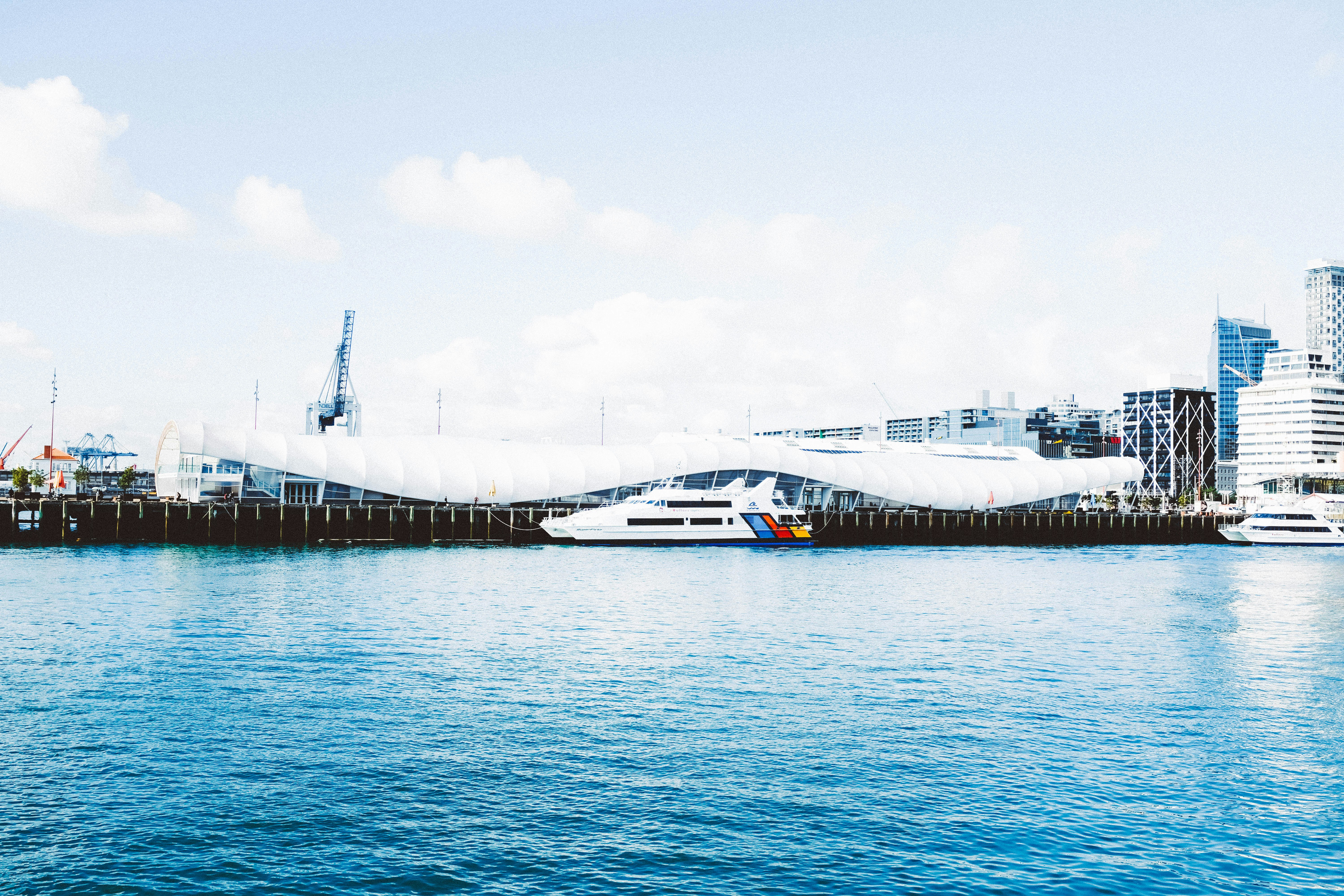 Photo by adrienolichon