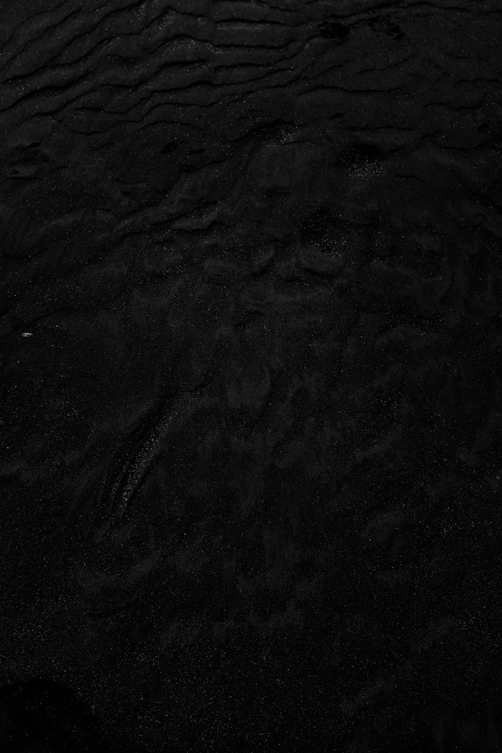 Una foto en blanco y negro de agua y arena