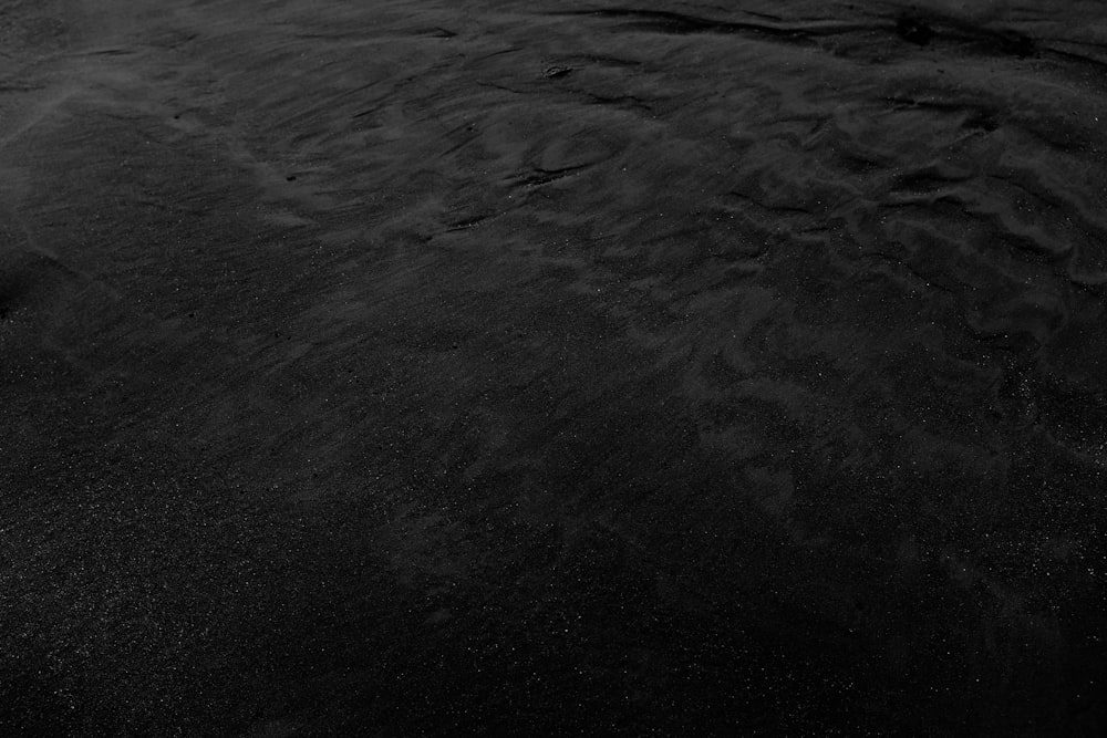 해변에 있는 서핑보드의 흑백 사진