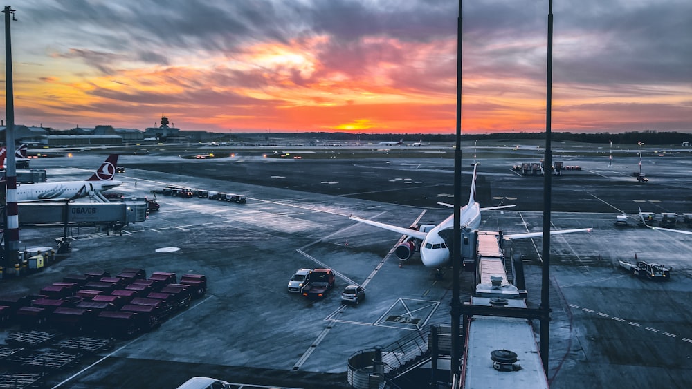 공항 활주로 위에 앉아 있는 대형 제트 여객기