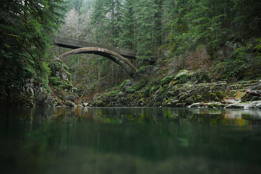 Graue Betonbrücke über den Fluss bei Tag