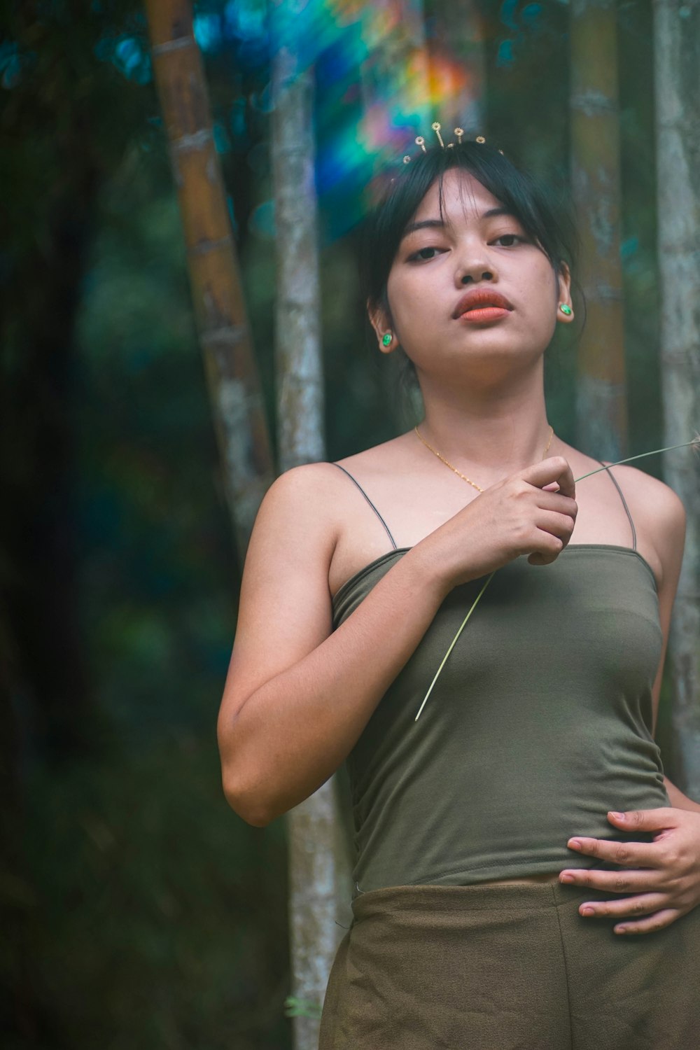 woman wearing gray spaghetti strap top