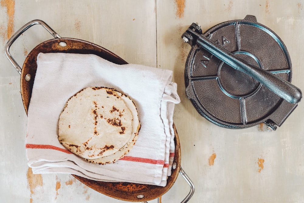 Gebackene Roti's auf Handtuch von Roti Maker