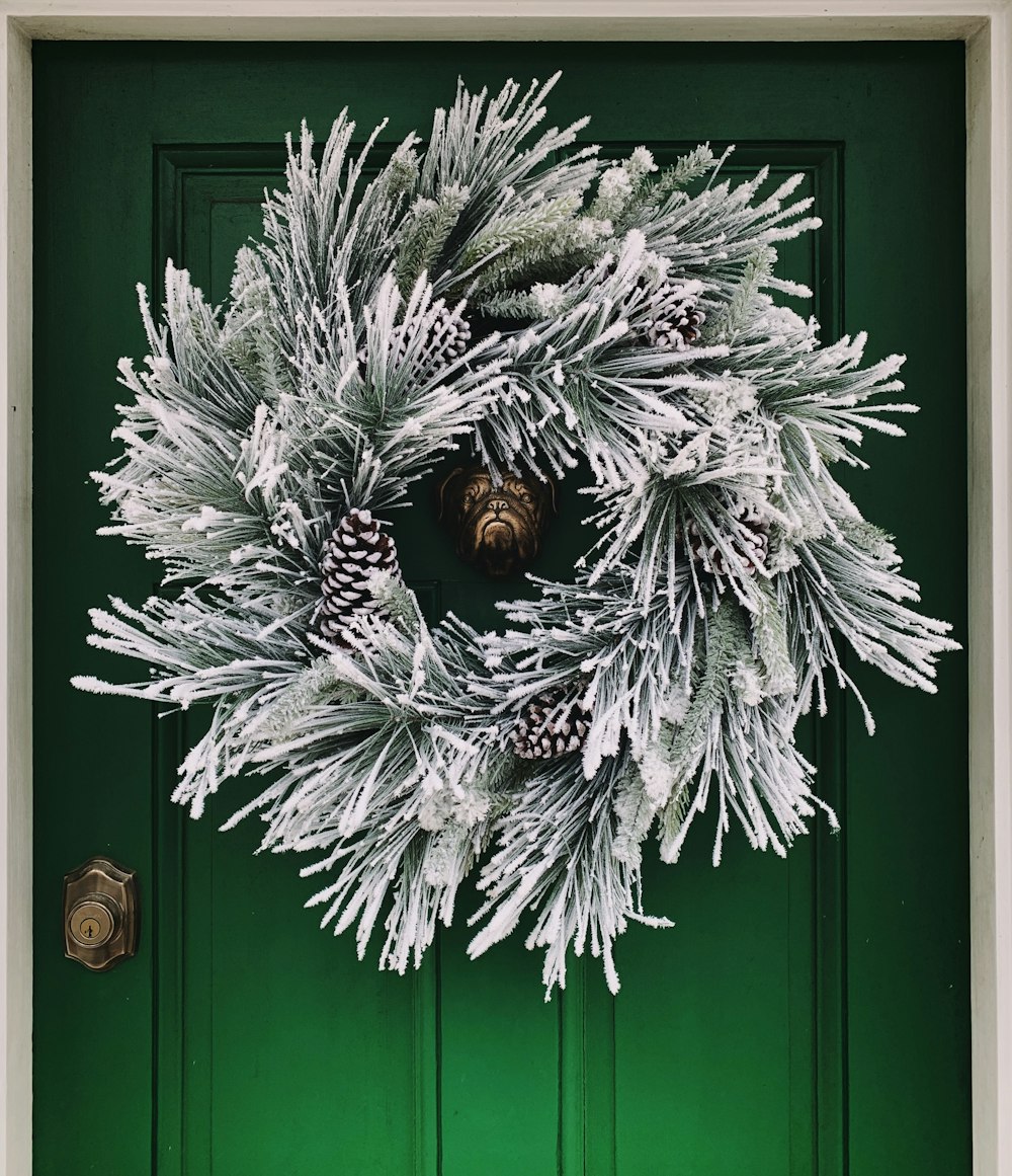 round white wall wreath illustration