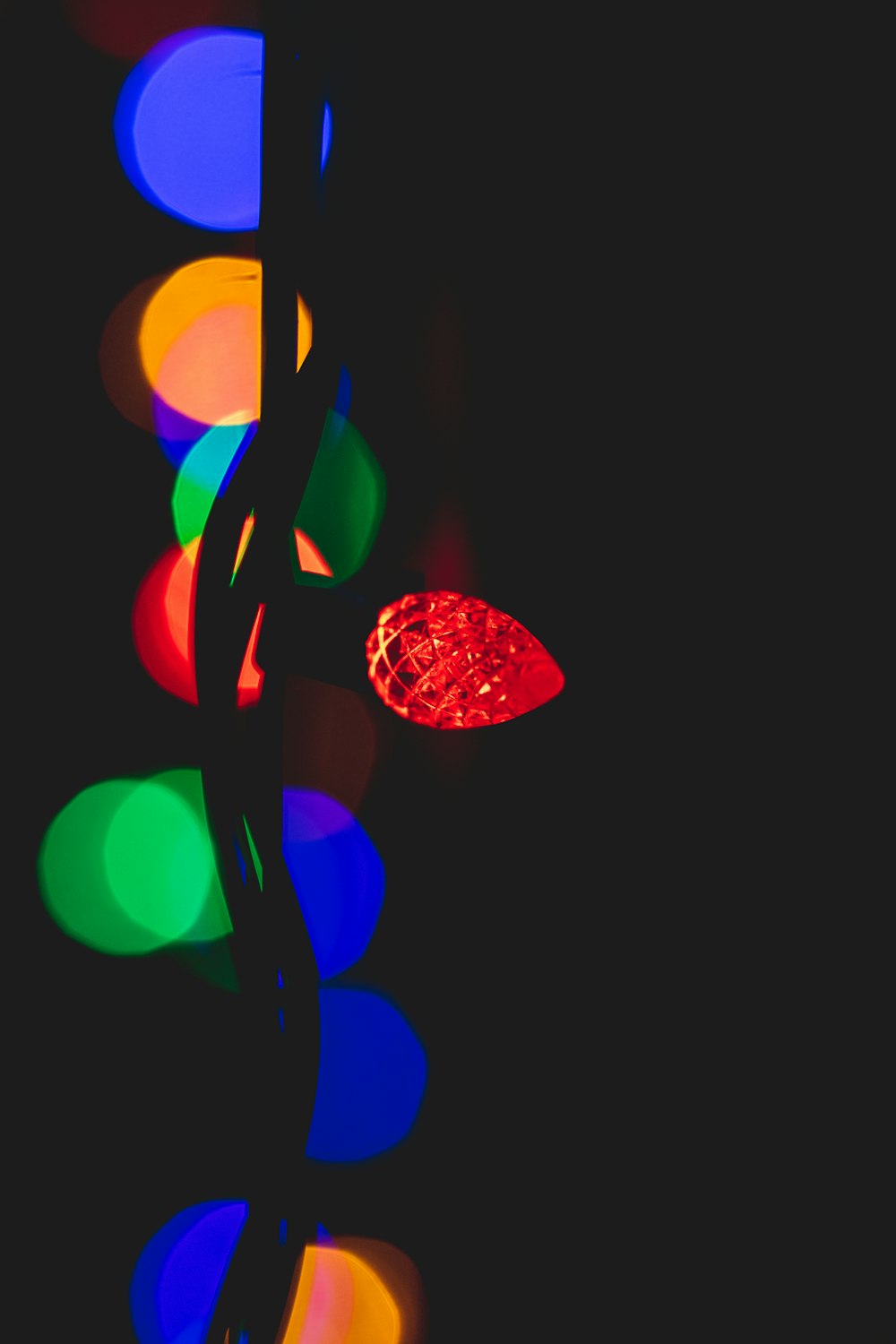 Guirlande lumineuse rouge en photographie bokeh