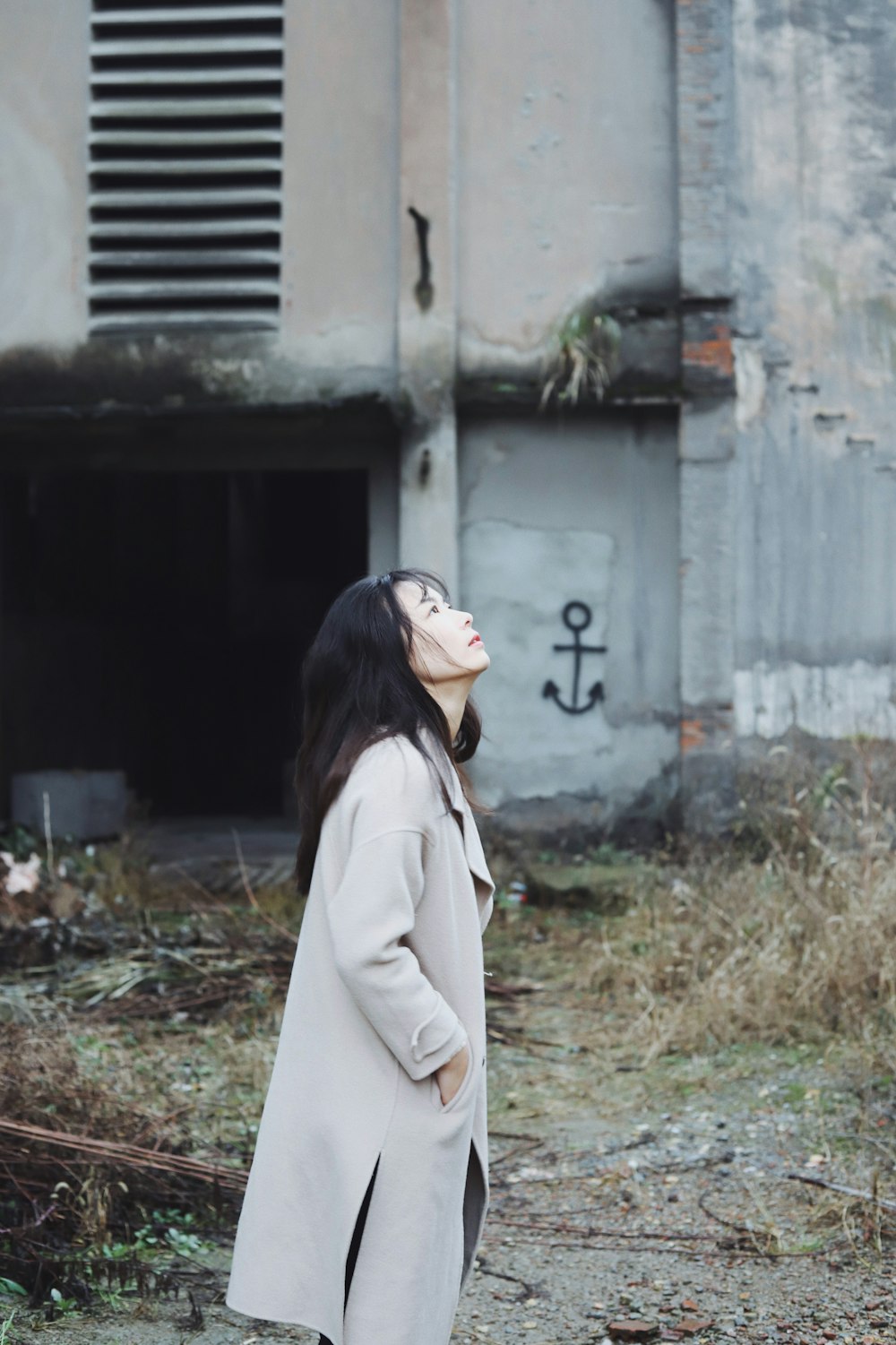 Photographie sélective de mise au point de la femme vue de côté