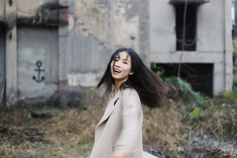 Fotografia de foco seletivo da mulher sorridente