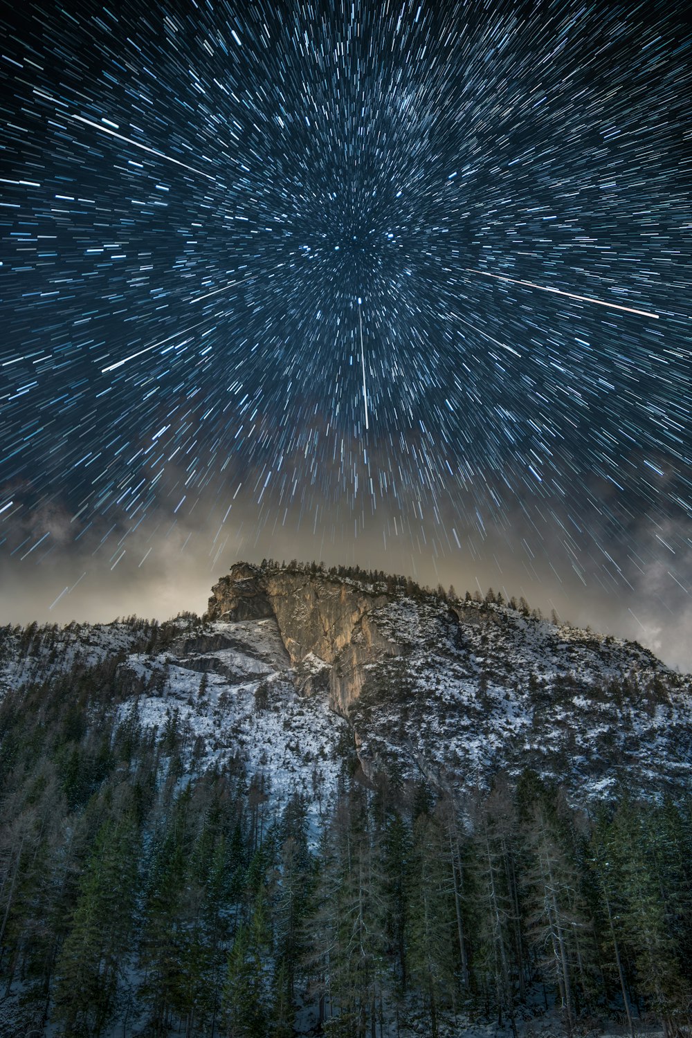 Fotografia time-lapse delle catene montuose