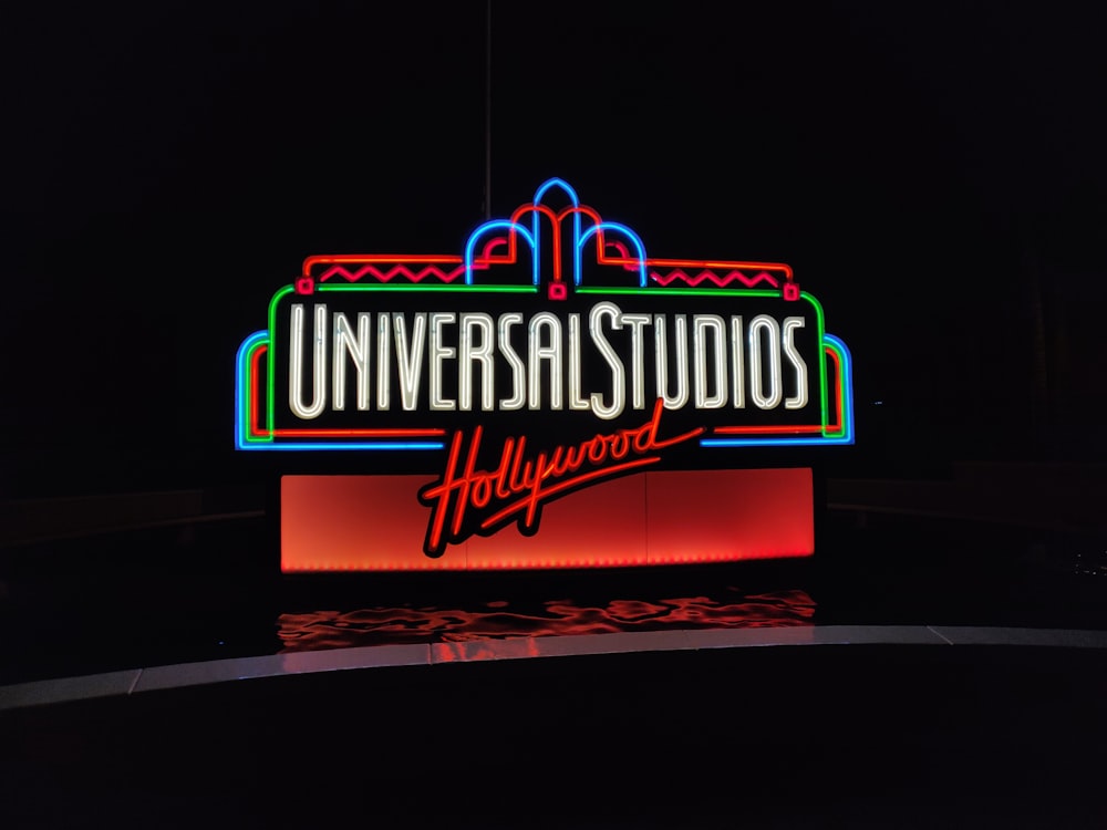 segnaletica luminosa al neon illuminata Universal Studios Hollywood