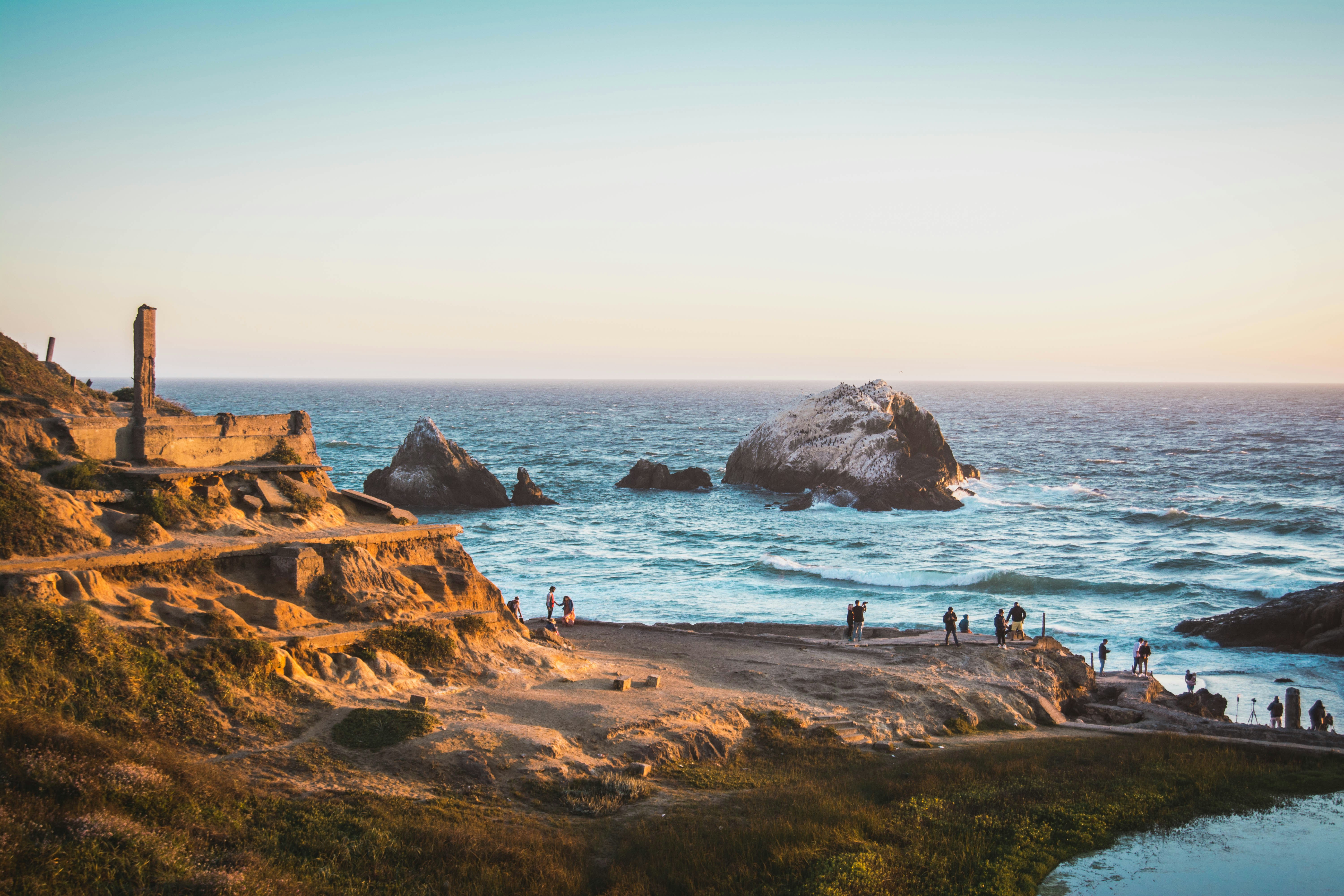 Gente de pie frente al mar durante el día