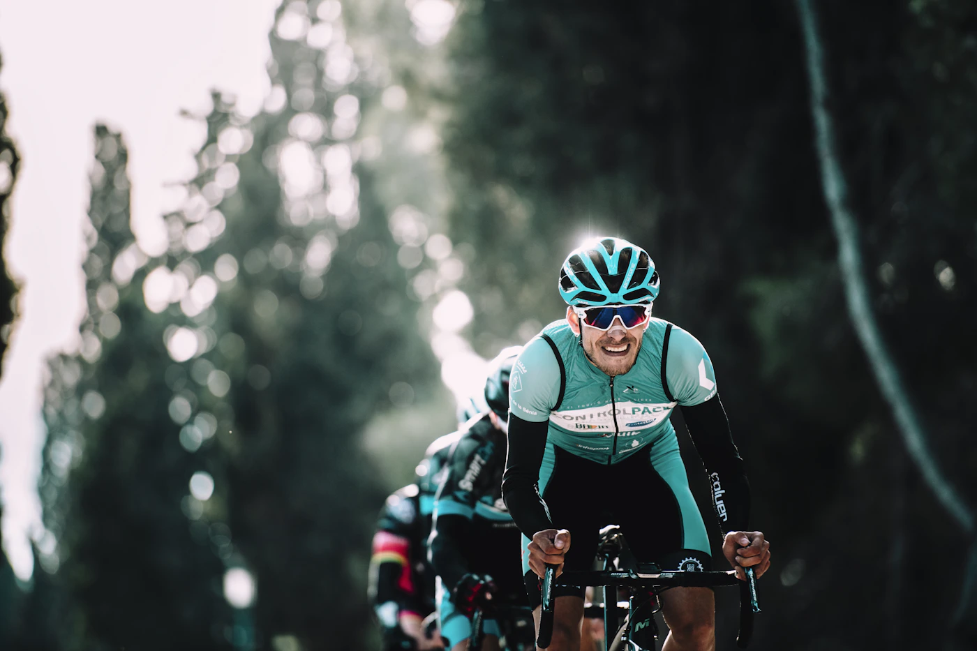 Ciclista con occhiali sportivi in gruppo