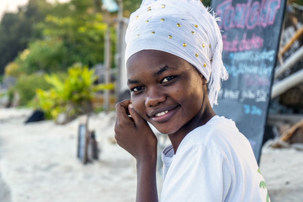 femme souriante à la plage