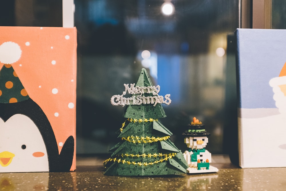 Figura de árbol de Navidad feliz sobre superficie marrón