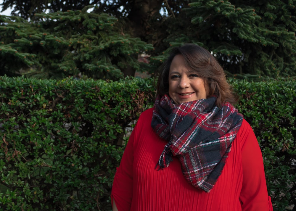 femme souriante portant un chandail rouge