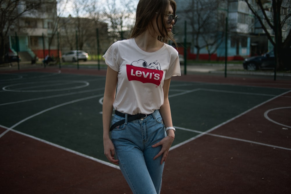 Mujer de pie en la cancha de baloncesto