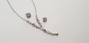 Bridal jewellery set featuring a gold necklace and matching earrings sparkling against a dark backdrop