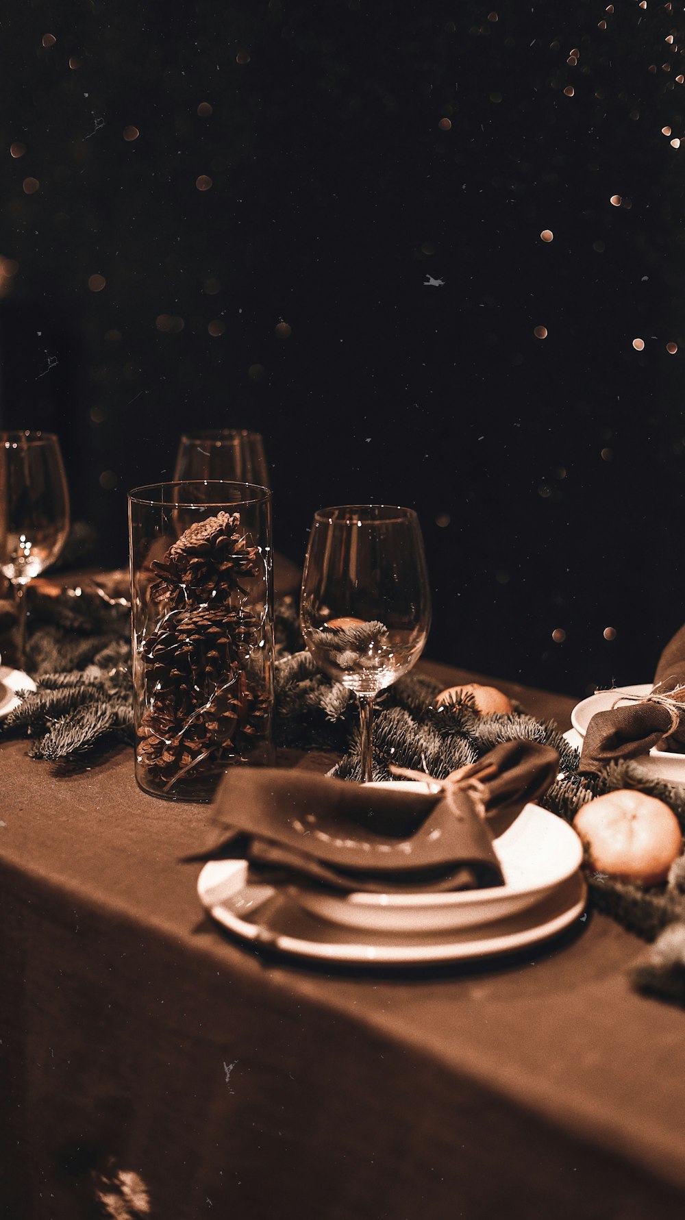 copas de vino y plato en la mesa