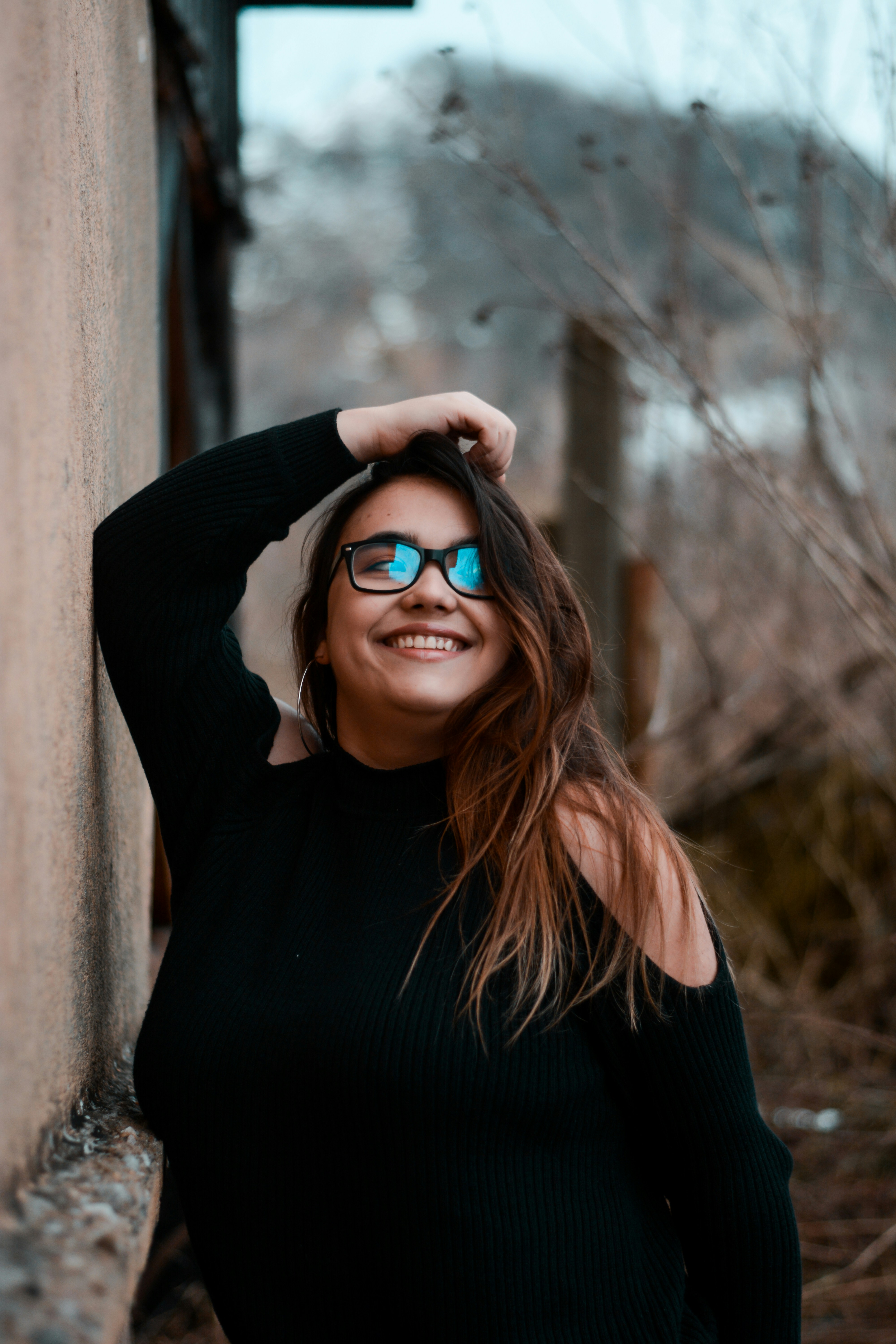 mujer con camisa negra y anteojos sonriendo, cuántos vestidos deberías tener, ShoptheKei.com