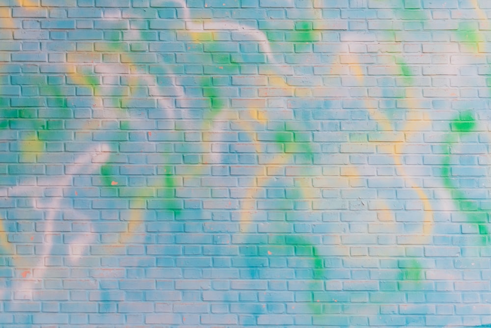 pared de ladrillo de hormigón con graffiti