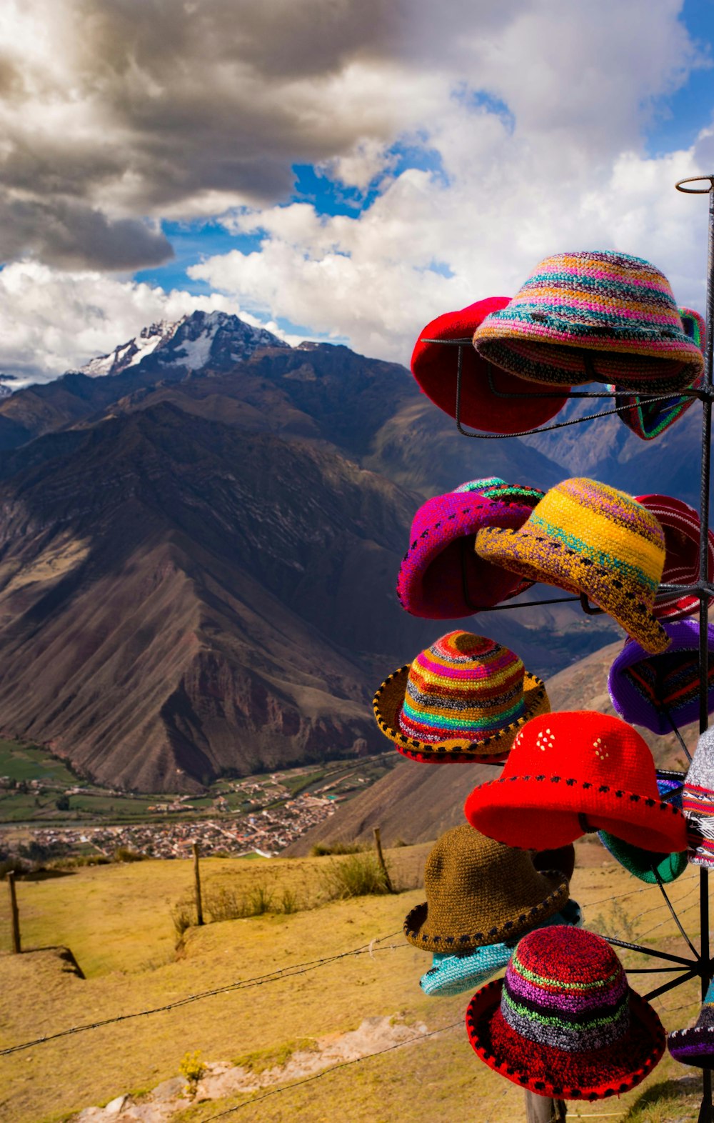 sombreros de colores variados en papel pintado de estante