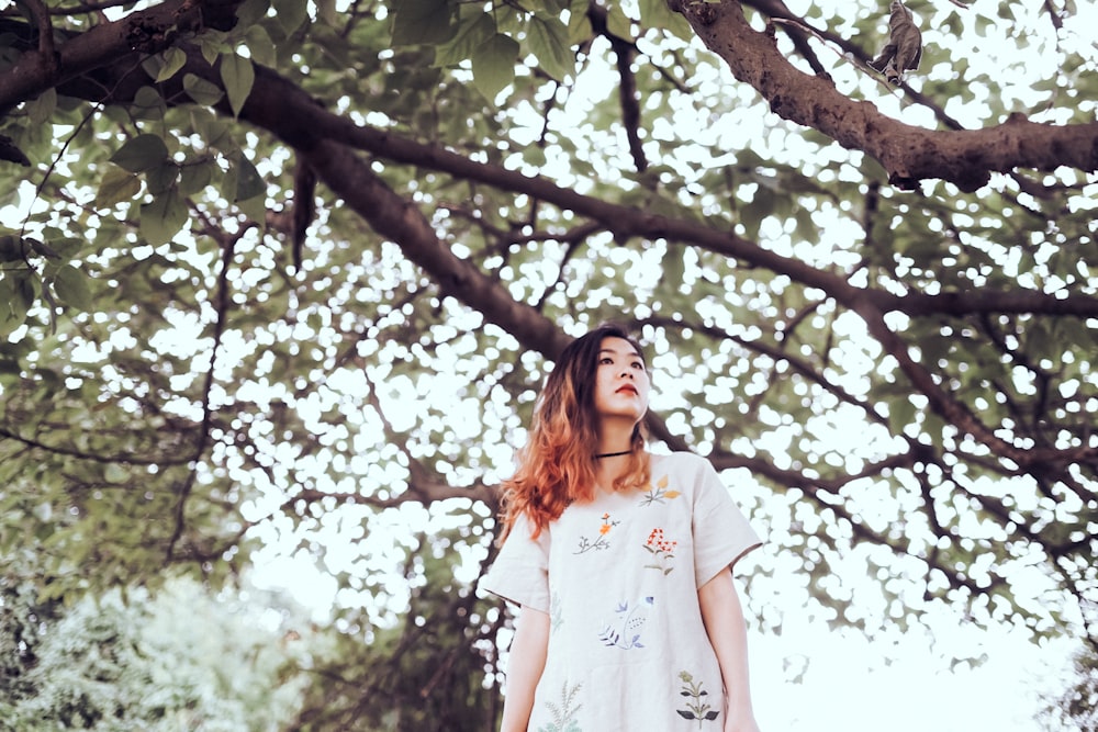 woman wearing white t-shirt