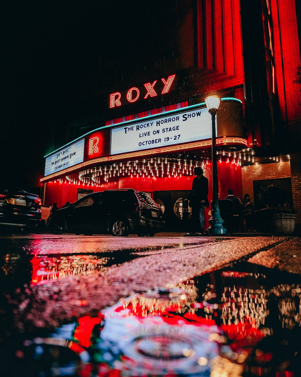 Teatro Roxy durante o dia chuvoso