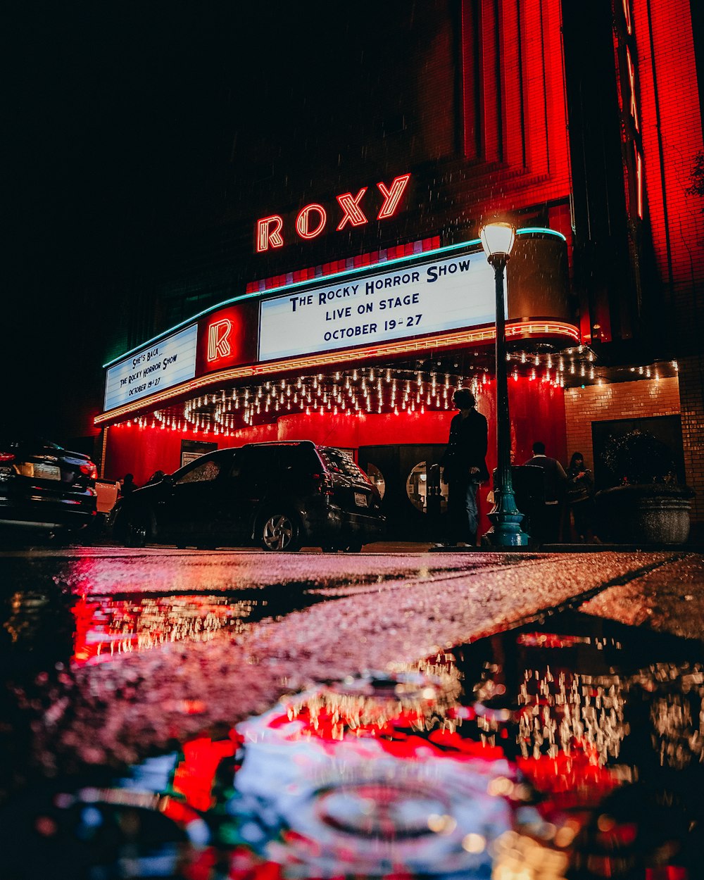 Teatro Roxy durante un día lluvioso