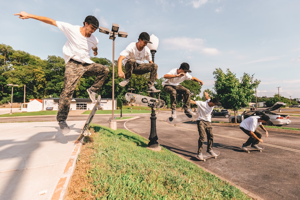 Fotografía de lapso de tiempo de un hombre haciendo trucos de patineta