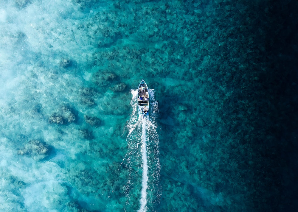 Photographie aérienne d’un hors-bord dans l’océan bleu