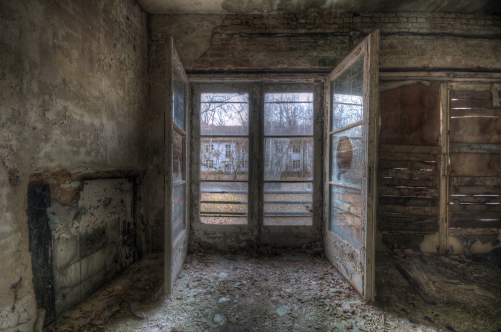 fenêtre ouverte d’une maison abandonnée