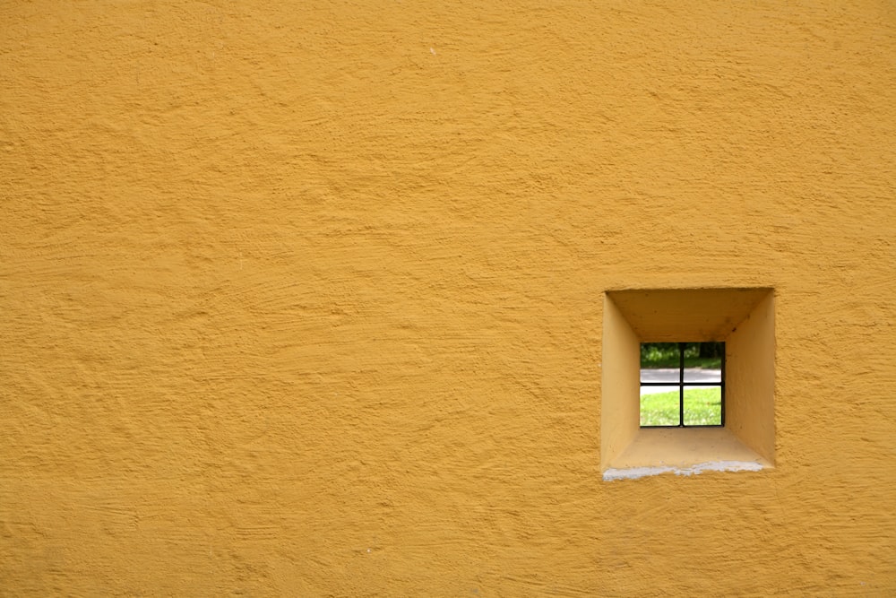 Glasfensterscheibe mit gelber Betonwand