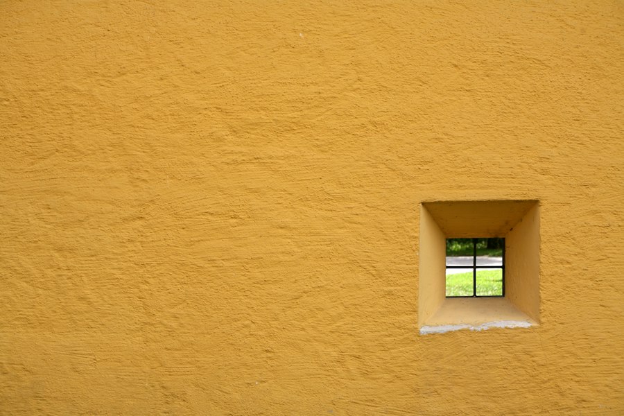 Die Tiefe der Laibung zeigt, wo das Fenster in der Wand sitzt.