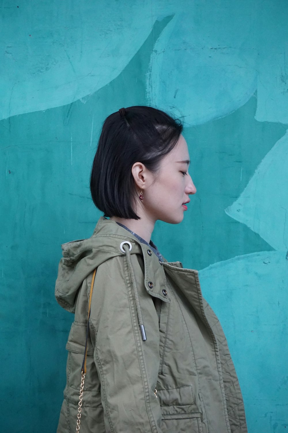 woman on sideview wearing gray jacket