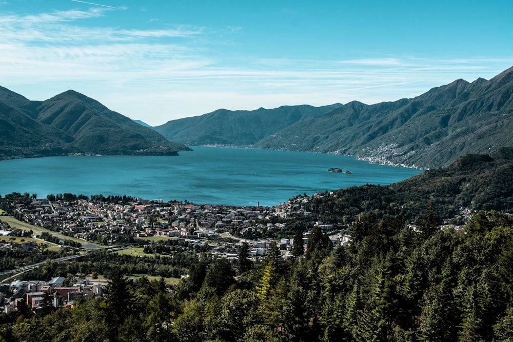 Plan d’eau près des montagnes