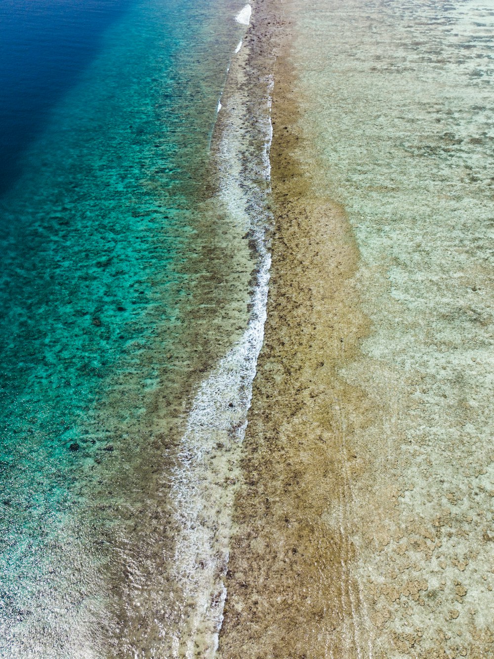 Luftaufnahme des weißen Sandstrandes