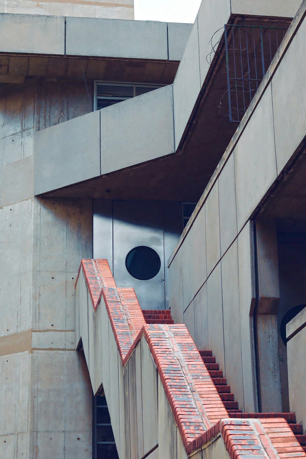 Escaleras de ladrillo marrón