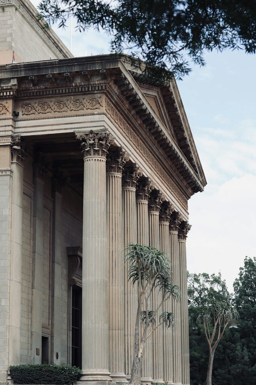 Edificio de hormigón blanco