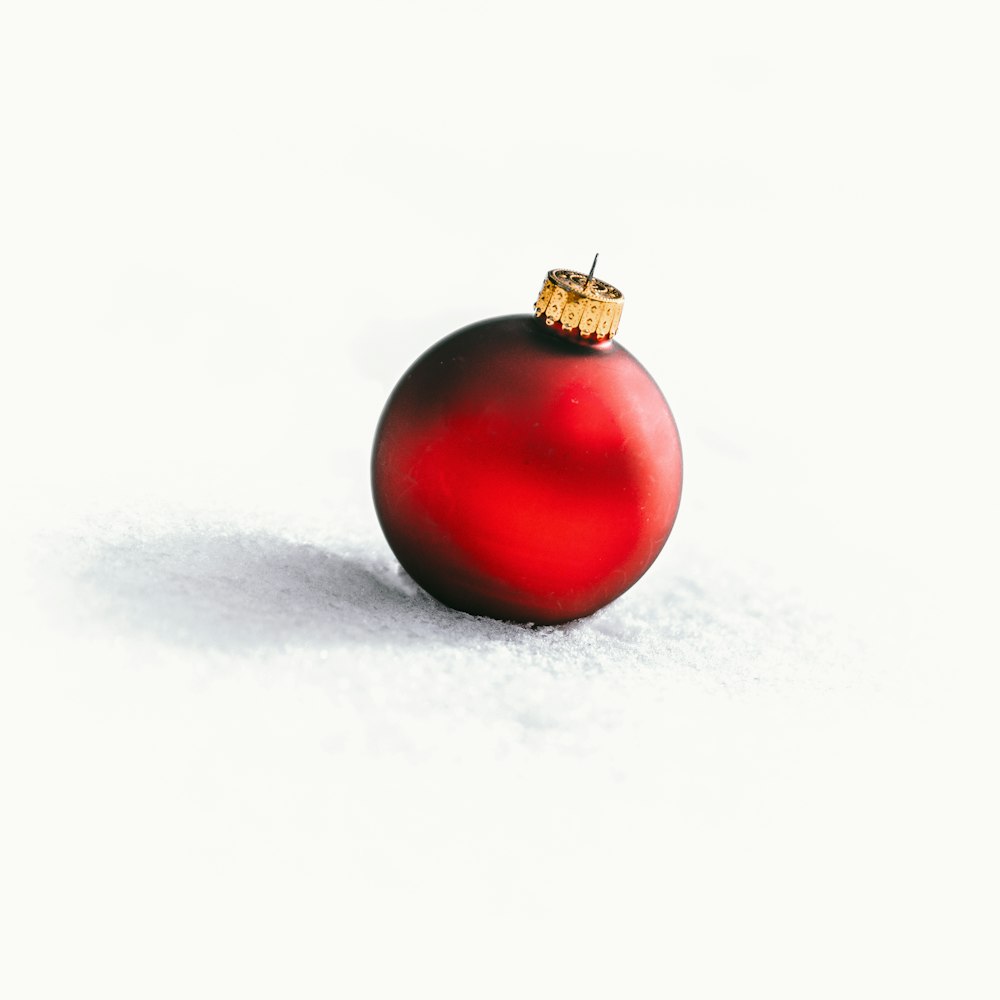 foto de enfoque selectivo de bolas rojas de Navidad