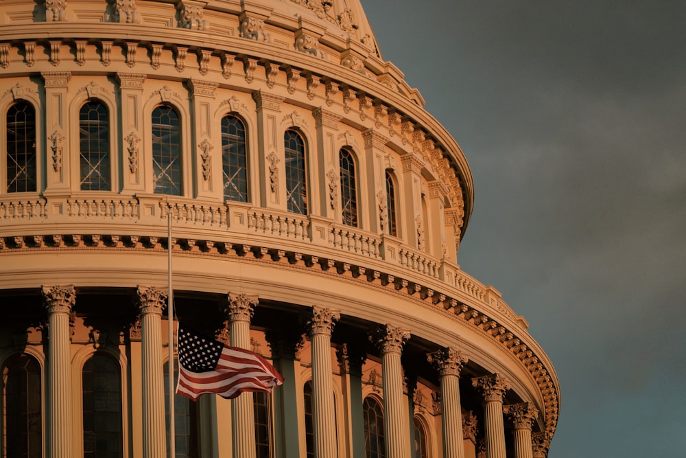 agitant le drapeau des États-Unis