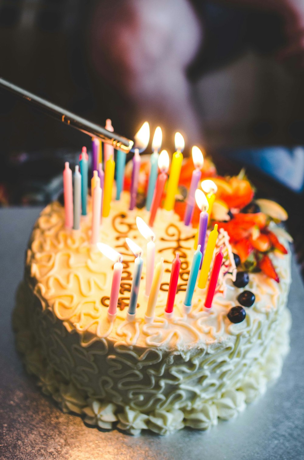 Pastel de glaseado en la mesa