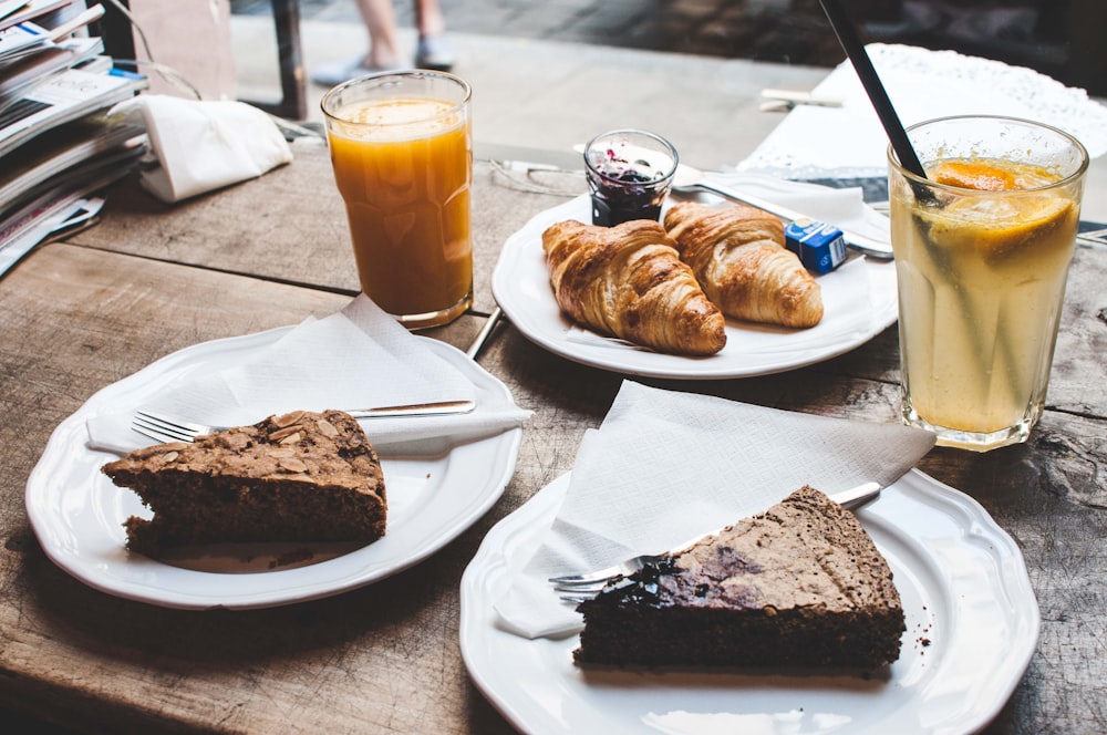 Kuchen auf Teller schneiden